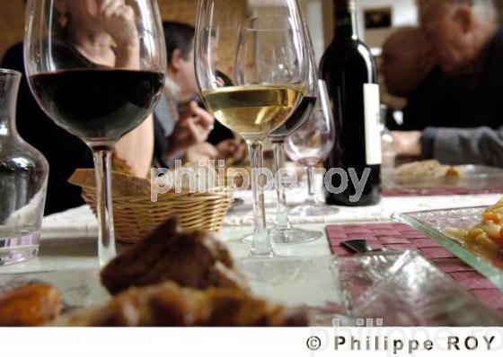 Le vin  table (33V17834.jpg)