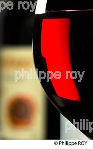 DEGUSTATION, VERRE DE VIN ROUGE, VINS DE BORDEAUX (33V23032-ok.jpg)