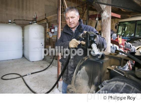 CARBURANT DANS UNE EXPLOITATION AGRICOLE (33V33603.jpg)