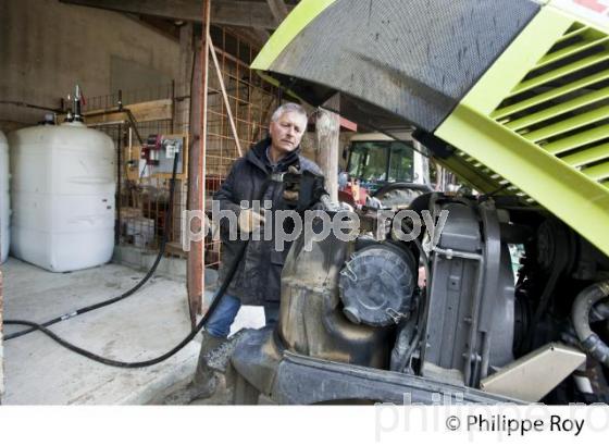 CARBURANT DANS UNE EXPLOITATION AGRICOLE (33V33605.jpg)