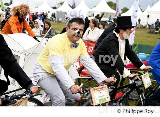 LA MEDOCAINE, COURSE EN VTT AVEC DEGUISEMENT, MARGAUX, MEDOC, GIRONDE. (33V38004.jpg)