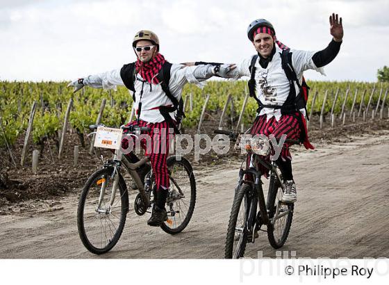 LA MEDOCAINE, COURSE EN VTT AVEC DEGUISEMENT, MARGAUX, MEDOC, GIRONDE. (33V38011.jpg)