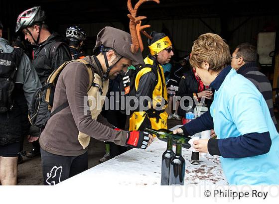 LA MEDOCAINE, COURSE EN VTT AVEC DEGUISEMENT, MARGAUX, MEDOC, GIRONDE. (33V38036.jpg)