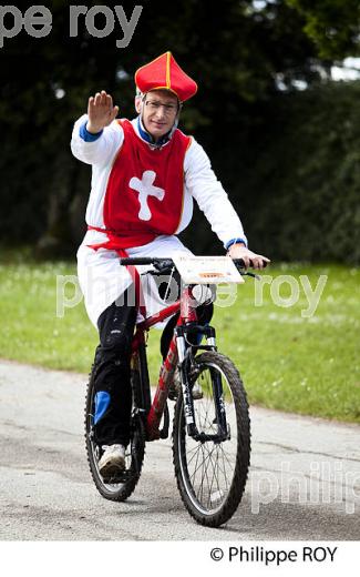 LA MEDOCAINE, COURSE EN VTT AVEC DEGUISEMENT, MARGAUX, MEDOC, GIRONDE. (33V38105.jpg)
