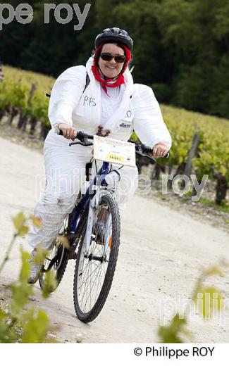 LA MEDOCAINE, COURSE EN VTT AVEC DEGUISEMENT, MARGAUX, MEDOC, GIRONDE. (33V38118.jpg)