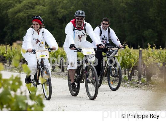 LA MEDOCAINE, COURSE EN VTT AVEC DEGUISEMENT, MARGAUX, MEDOC, GIRONDE. (33V38121.jpg)