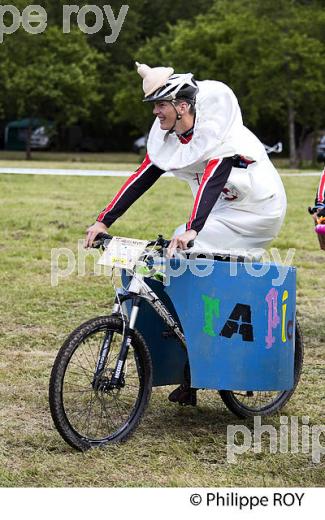 LA MEDOCAINE, COURSE EN VTT AVEC DEGUISEMENT, MARGAUX, MEDOC, GIRONDE. (33V38123.jpg)