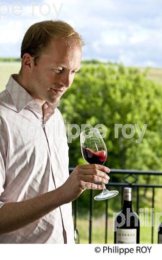 CHATEAU LA SERRE, SAINT EMILION GRAND CRU, VINS DE BORDEAUX, GIRONDE. (33V38302.jpg)