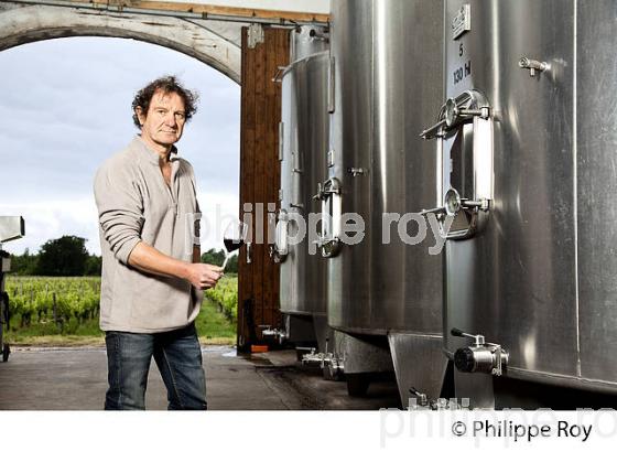 PASCAL SIRAT, VITICULTEUR, CHATEAU PENCHILLE, AOC BORDEAUX SUPERIEUR , GIRONDE. (33V38415.jpg)