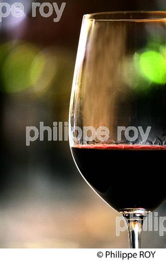 DEGUSTATION,  VINS PRIMEURS, VERRE DE VIN ROUGE, SAINT EMILION,  VINS DE BORDEAUX. (33V38703-ok.jpg)