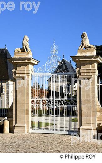CHATEAU BEYCHEVELLE, SAINT-JULIEN, MEDOC, GIRONDE, AQUITAINE, FRANCE. (33V38927.jpg)