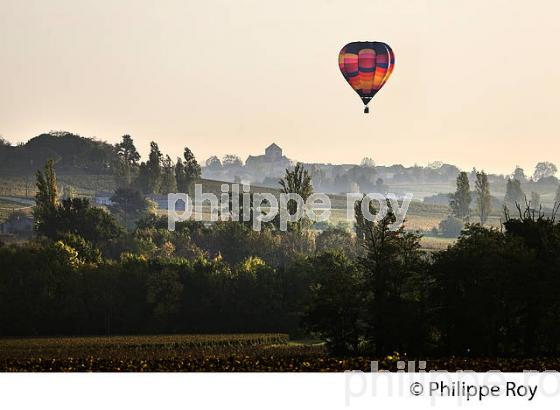 MONTGOLFIERE , ET VIGNOBLE DE MONTAGNE SAINT EMILION, GIRONDE, FRANCE. (33V39233.jpg)