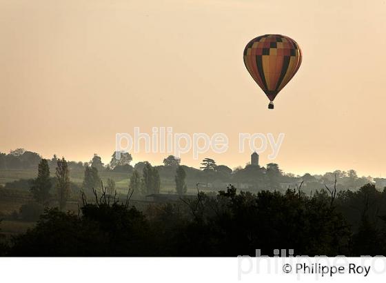 MONTGOLFIERE , ET VIGNOBLE DE MONTAGNE SAINT EMILION, GIRONDE, FRANCE. (33V39235.jpg)