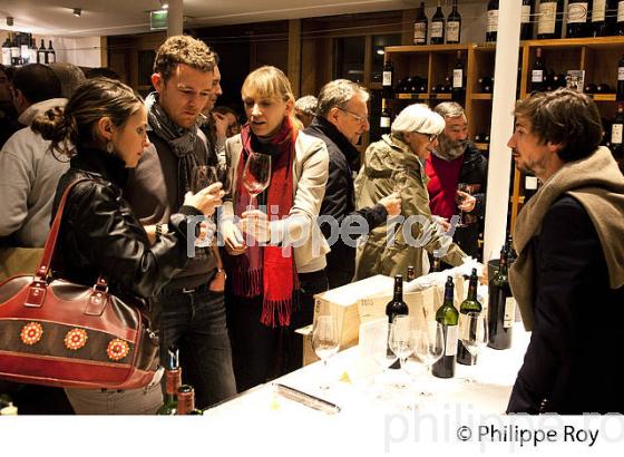 DEGUSTATION ET VENTE DE BOUTEILLES DE VIN, CAVE D' ULYSSE,  MARGAUX, MEDOC, GIRONDE, AQUITAINE. (33V40721.jpg)