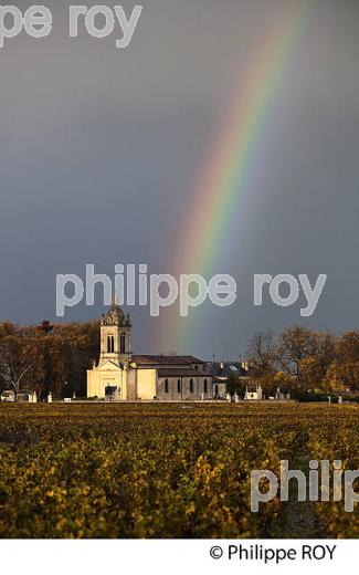 VIGNOBLE ET EGLISE DE  MARGAUX, MEDOC, GIRONDE, AQUITAINE. (33V41001.jpg)