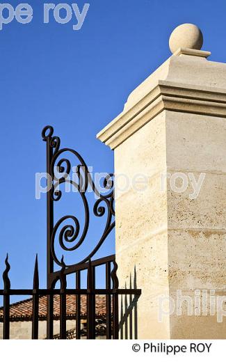 CHATEAU MONTROSE , AOC SAINT ESTEPHE, MEDOC, VINS DE BORDEAUX,  GIRONDE , AQUITAINE. (33V41433.jpg)