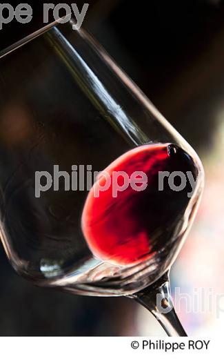 DEGUSTATION, VERRE DE VIN ROUGE, MARGAUX, MEDOC,   VINS DE BORDEAUX. (33V42038-ok.jpg)