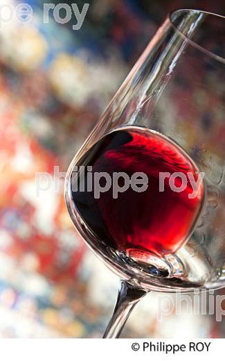 DEGUSTATION, VERRE DE VIN ROUGE, MARGAUX, MEDOC,   VINS DE BORDEAUX. (33V42040-ok.jpg)