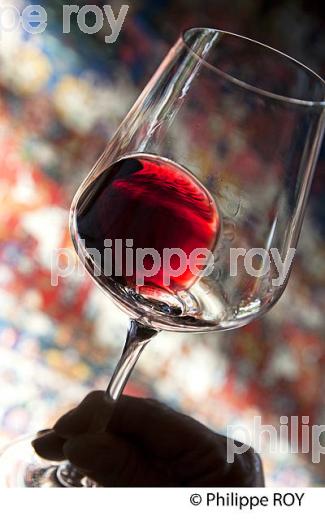 DEGUSTATION DE VIN, AOC MARGAUX,  MEDOC, GIRONDE. (33V42040.jpg)