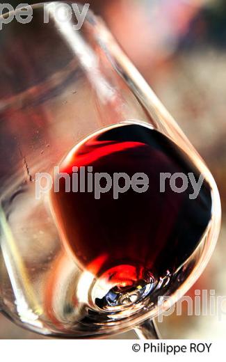 DEGUSTATION, VERRE DE VIN ROUGE, MARGAUX, MEDOC,   VINS DE BORDEAUX. (33V42101-ok.jpg)