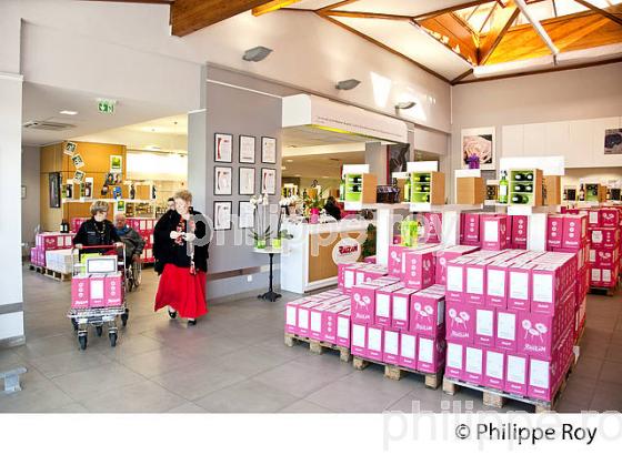 MAGASIN DE VENTE, CAVE COOPERATIVE DE RAUZAN, VINS DE BORDEAUX, GIRONDE. (33V42201.jpg)