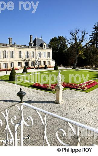 JARDIN A LA FRANCAISE  DU  CHATEAU BEYCHEVELLE, SAINT-JULIEN, MEDOC, GIRONDE, AQUITAINE, FRANCE. (33V42210.jpg)