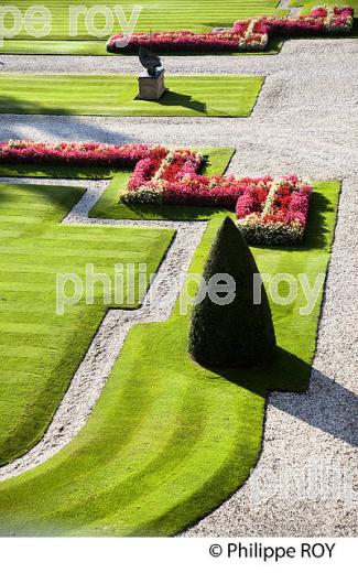 JARDIN A LA FRANCAISE DU  CHATEAU BEYCHEVELLE, SAINT-JULIEN, MEDOC, GIRONDE, AQUITAINE, FRANCE. (33V42215.jpg)