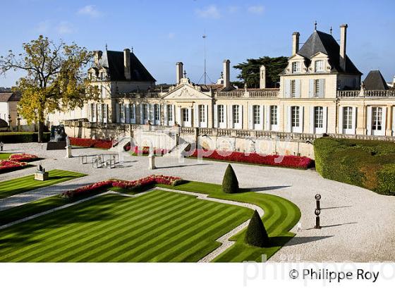 JARDIN  A LA FRANCAISE ET CHATEAU ,  CHATEAU BEYCHEVELLE, SAINT-JULIEN, MEDOC, GIRONDE, AQUITAINE, FRANCE. (33V42221.jpg)