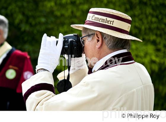 RASSEMBLEMENT DE CONFRERIES POUR LA FETE DE LA FLORAISION , A MONTAGNE SAINT-EMILION, GIRONDE, AQUITAINE. (33V43516.jpg)