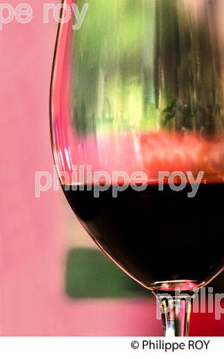 DEGUSTATION,  VINS PRIMEURS, VERRE DE VIN ROUGE, SAINT EMILION,  VINS DE BORDEAUX. (33V45239-ok.jpg)