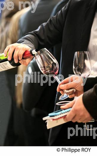 DEGUSTATION DES VINS  DE BORDEAUX EN PRIMEUR, MILLESIME 2015. (33V45318.jpg)