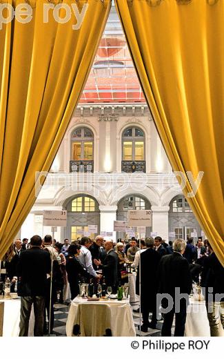 PALAIS DE LA BOURSE, 18 EME SIECLE, DEGUSTATION VINS PRIMEURS,  BORDEAUX, GIRONDE. (33V45331.jpg)