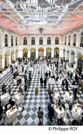 PALAIS DE LA BOURSE, 18 EME SIECLE, DEGUSTATION VINS PRIMEURS,  BORDEAUX, GIRONDE. (33V45332.jpg)