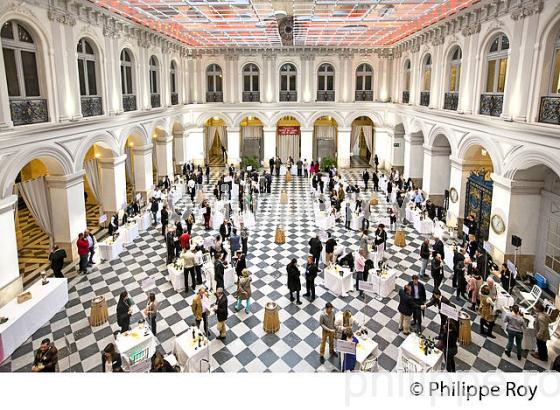 PALAIS DE LA BOURSE, 18 EME SIECLE, DEGUSTATION VINS PRIMEURS,  BORDEAUX, GIRONDE. (33V45333.jpg)