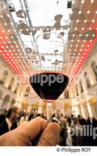 PALAIS DE LA BOURSE, 18 EME SIECLE, DEGUSTATION VINS PRIMEURS,  BORDEAUX, GIRONDE. (33V45405.jpg)