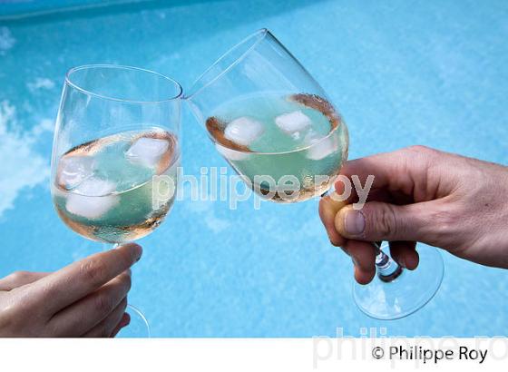 JEUNES,  DEGUSTATION DE  VIN ROSE A LA PISCINE, GIRONDE. (33V46018.jpg)