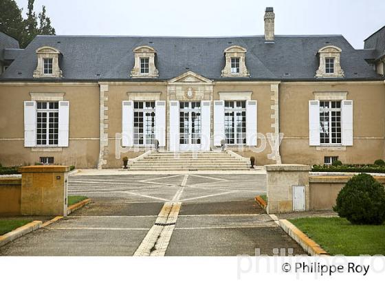 CHATEAU DE ROUILLAC, VINS  DES GRAVES  DE  PESSAC-LEOGNAN, VIGNOBLE DE BORDEAUX, GIRONDE. (33V46219.jpg)