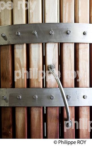 VINIFICATION, CAGE DE PRESSE VERTICALE,   VINS DE BORDEAUX. (33V46903.jpg)