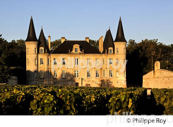 CHATEAU PICHON LONGUEVILLE , PAUILLAC , MEDOC,  AQUITAINE. (33V47228.jpg)