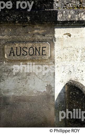 BORNE CHATEAU AUSONE, VIGNOBLE  DE SAINT EMILION, GIRONDE. (33V47912.jpg)