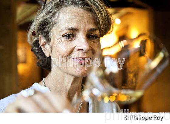 FLORENCE BERNARD, CHATEAU GRAVAS, VIN AOC  BARSAC SAUTERNES , BARSAC,  GIRONDE. (33V48131.jpg)