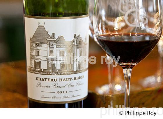 DEGUSTATION, VIN ROUGE DU CHATEAU HAUT-BRION, 1ER GRAND CRU CLASSE,  AOC  GRAVES DE PESSAC LEOGNAN , GIRONDE. (33V48421.jpg)