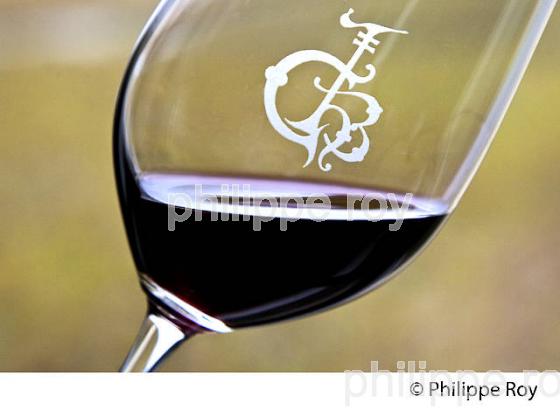 DEGUSTATION, VIN ROUGE DU CHATEAU HAUT-BRION, 1ER GRAND CRU CLASSE,  AOC  GRAVES DE PESSAC LEOGNAN , GIRONDE. (33V48424.jpg)