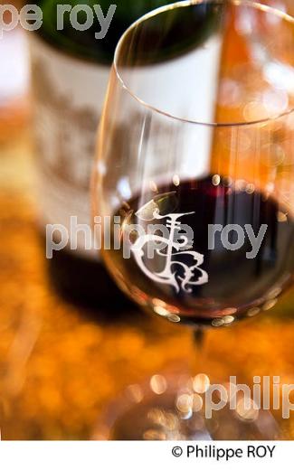 DEGUSTATION, VIN ROUGE DU CHATEAU HAUT-BRION, 1ER GRAND CRU CLASSE,  AOC  GRAVES DE PESSAC LEOGNAN , GIRONDE. (33V48425.jpg)