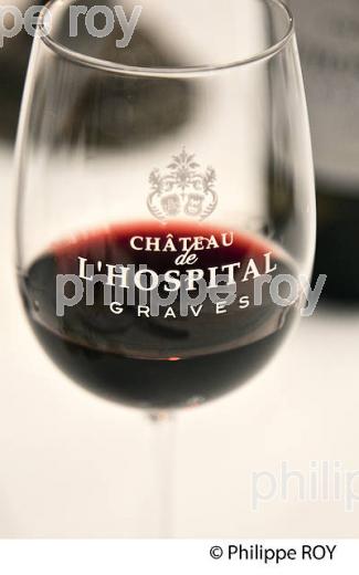 DEGUSTATION, VIN ROUGE , CHATEAU DE L' HOSPITAL, 18 EME SIECLE, AOC VINS DES GRAVES, PORTETS, GIRONDE. (33V48502.jpg)