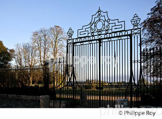 CHATEAU DE PORTETS, AOC VINS DE GRAVES , VALLEE DE LA GARONNE, PORTETS, GIRONDE. (33V48611.jpg)