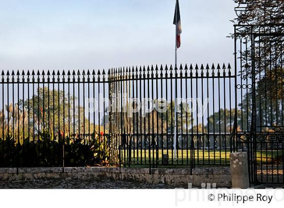 CHATEAU DE PORTETS, AOC VINS DE GRAVES , VALLEE DE LA GARONNE, PORTETS, GIRONDE. (33V48613.jpg)