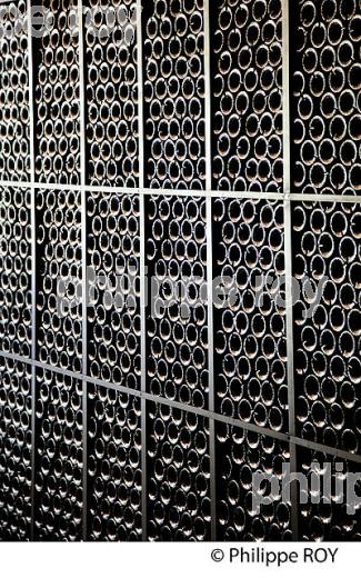STOCKAGE D EBOUTEILLES, CHATEAU SMITH-HAUT-LAFITTE,  GRAND CRU CLASSE,  AOC  GRAVES DE PESSAC LEOGNAN , GIRONDE. (33V48729.jpg)