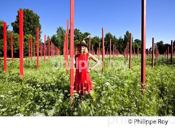 EMILIE GERVOSON, ET LE JARDIN D' IVRESSE, CHATEAU LARRIVET HAUT-BRION, VINS DE PESSAC-LEOGNAN, GIRONDE. (33V49736.jpg)