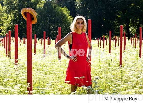 EMILIE GERVOSON, ET LE JARDIN D' IVRESSE, CHATEAU LARRIVET HAUT-BRION, VINS DE PESSAC-LEOGNAN, GIRONDE. (33V49739.jpg)